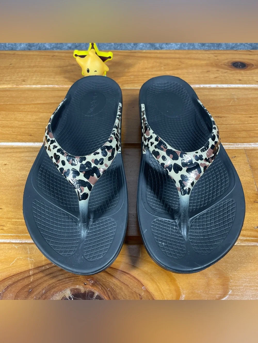 OOFOS OOlala Luxe WOMENS SIZE 8 Leopard Recovery Sandals Black Thong Flip Flops